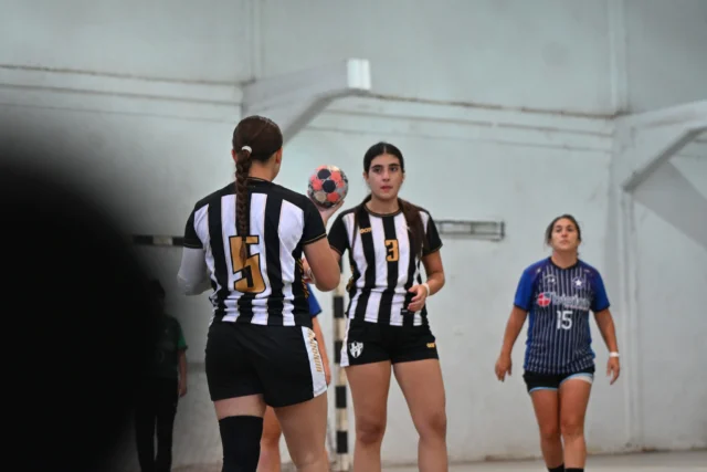 Se jugó la segunda fecha de Apebal 🤾‍♂💪

Los equipos de primera división femenino y masculino disputaron el segundo capítulo del campeonato de la Asociación Pehuajense de Balonmano.

Resultados 👇
Masculino: Estudiantes 42 - San Martín 22
Femenino: Racing 37 - Estudiantes 12

🖤🤍