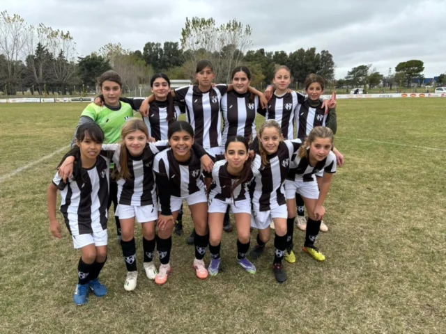 Volver a jugar ⚽️❤️‍🩹

El Sub 14 femenino tuvo su primera participación oficial de este 2026, recibiendo a Calaveras en el 21 de Septiembre. 

Seguir sumando minutos, juego, experiencia con el objetivo de crecer.

📌 Las inscripciones para esta categoría están abiertas y pueden sumarse y acercarse a entrenar junto al grupo los lunes y jueves de 18:30 a 20:00.