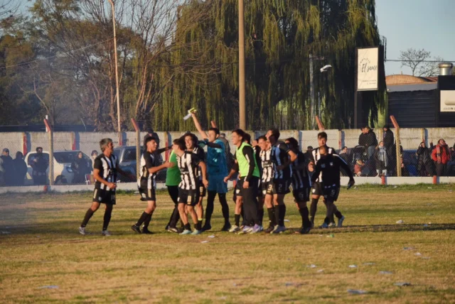 NOS VAMOS A LAS SEMIS 🖤🤍

La tercera y primera división lograron la clasificación a las semifinales de la Copa LPF 💪👏

En tercera fue empate 1 a 1 contra Boca con gol de Simón Gerardo.

Y en primera división fue triunfo por 3 a 1 con goles de Juan Ríos y Nicolás Legammari x2.

¡Vamos Albinegro! 🖤🤍