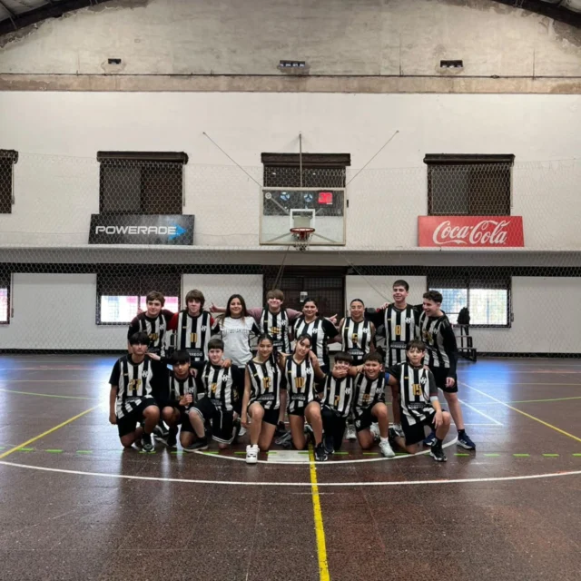 Amistoso de básquet y momentos compartidos 🏀🙌

La categoría U13 Mixto de Estudiantes disputó un encuentro amistoso frente a Básquet Henderson en nuestro gimnasio.

Una vez finalizado el encuentro, los chicos y chicas disfrutaron de una hamburguseada en reconocimiento a la ayuda brindada durante el Encuentro Regional de Mini Básquet realizado el sábado pasado 🍔

👏 Agradecemos especialmente a Marcos Pascual, papá de uno de los jugadores, por hacerse cargo de la parrilla durante la jornada.