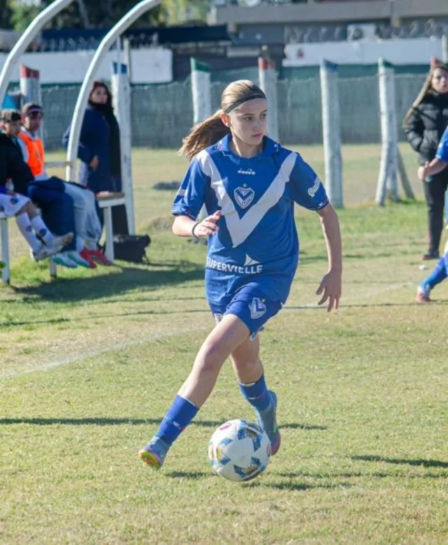 Francesca Jordan se convirtió este año en la primera jugadora surgida de nuestro club en firmar con un equipo de AFA: el Club Atlético Vélez Sarsfield, donde hoy juega en el Sub 14.

Llegó a nuestro club cuando tenía 4 años y desde ese momento nunca dejó de jugar, de formarse y de compartir un montón de momentos. Hasta integró el plantel que obtuvo el primer campeonato de la historia del Sub 14 femenino de la LPF.

Fue un proceso que acompañamos junto a su familia, paso a paso, hasta llegar a la firma del contrato con Vélez.

Nos llena de orgullo ver a una de las nuestras abrir ese camino. Y nos compromete a seguir construyendo el espacio para que pasen más historias como esta.

Mucho éxito, Fran 🖤🤍⚽