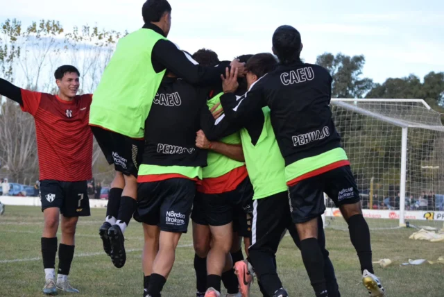 ¡Triunfo en la ida! 💪⚽️

Se jugaron las semifinales de la Copa LPF. Recibimos a Calaveras en el 21 de Septiembre. 

Con gol de Nahuel Maldonado, la primera división ganó por 1 a 0. Mientras que la tercera cayó por 2 a 1, con un tanto de Simón Gerardo. 

¡Vamos Albinegro! 🖤🤍