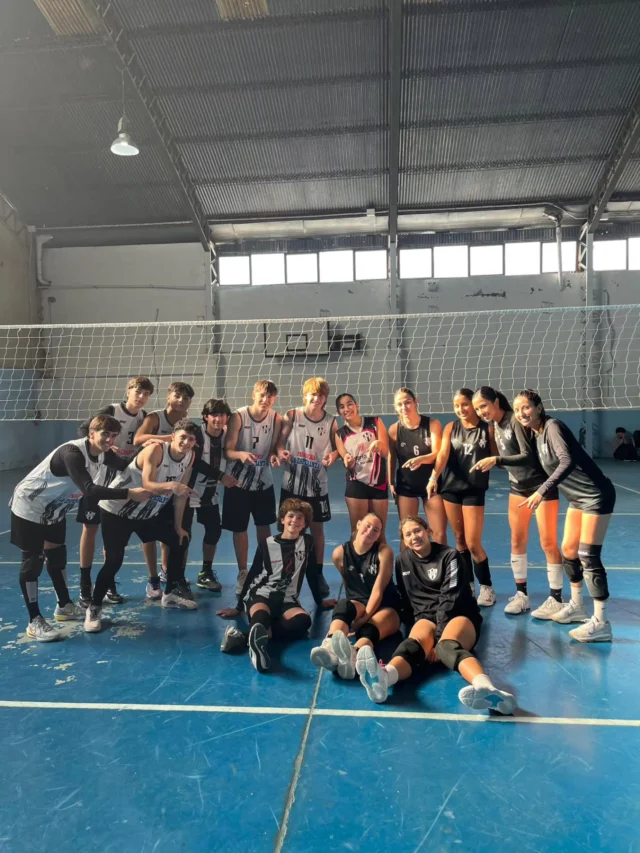 Gran jornada para las primeras de vóley en la 3ª fecha de la Liga AVCBo 🏐💪

Los equipos masculino y femenino de Estudiantes tuvieron una sólida actuación, ganando todos sus encuentros y sumando debuts🙌

▪️ Masculino
✅ 2-0 vs Supernova
✅ 2-0 vs Casares

▪️ Femenino
✅ 2-0 vs Saladillo
✅ 2-0 vs Casares

Además, se produjo el debut de Felícitas Martínez y Catalina Guarascio, jugadoras de categoría Sub 14, en el plantel femenino de Primera.

👏 En el masculino, también tuvo su debut Juan Iglesias, jugador de categoría Sub 16.

¡Felicitaciones! 🖤🤍