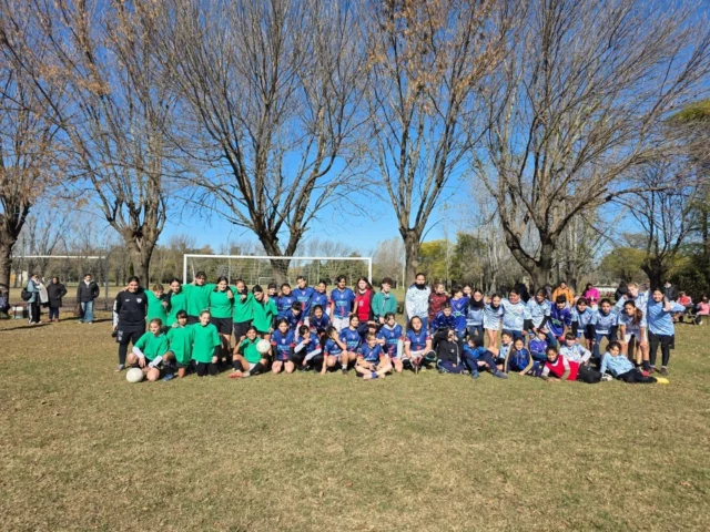 Un gran encuentro ⚽️🙌

Vivimos una jornada junto a cientos de chicos y chicas que disfrutaron del fútbol, el juego y el compañerismo en nuestro campo de deportes. 

En el fútbol femenino participaron las categorías Sub 10 y Sub 14, con 75 jugadoras de Estudiantes, Deportivo y Defensores.

También se desarrollaron:
▫️ Categorías 2021 y 2022 en modalidad fútbol 4, con 40 participantes. 
▫️ Categorías 2017 y 2018 en modalidad fútbol 7, reuniendo a alrededor de 140 chicos y chicas.

Nos visitaron: 
▪️ Deportivo
▪️ San Martín
▪️ Defensores
▪️ KDT

👏 Gracias a todas las familias que acompañaron durante toda la jornada y a los clubes que formaron parte de este hermoso encuentro.
