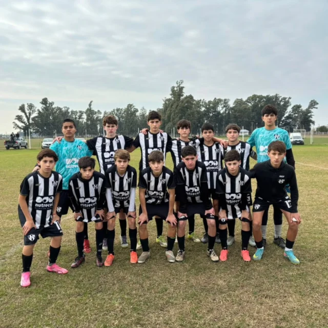 Pasó la novenca fecha 🗓⚽️

Las inferiores de fútbol tuvieron actividad este sábado. La tira de Estudiantes Blanco recibió a Progreso en el 21 de Septiembre, donde jugaron 9na, 8va y 4ta. 

Mientras que Estudiantes Blanco visitó a Deportivo con todas las categorías. 

Resultados de las categorías puntuables:

⚫️ ESTUDIANTES UNIDOS:

7ma: Deportivo 0 - Estudiantes 1
Gol de Benjamin  Rodríguez

6ta: Deportivo 2 - Estudiantes 4
Goles de Felipe Insaurralde, Juan Pedro Vicente x2 y Simón Corral.

5ta: Deportivo 4 - Estudiantes 0

4ta: Deportivo 1 - Estudiantes 2 
Goles de Benjamín Bajo y Lucio Zacarian

⚪️ ESTUDIANTES BLANCO

4ta: Estudiantes 4 - Progreso 0
Goles de Federico Demichelis x2, Mateo Zamperetti y Manuel San Juan.