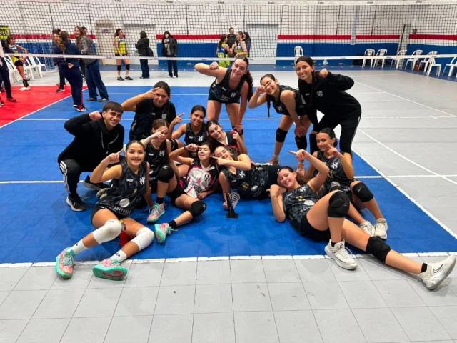 🏆 ¡Estudiantes campeón en Tornquist!

El fin de semana se disputó la Fase 1 de la Liga Provincial de Clubes A2 Sub 14 en Tornquist y nuestras chicas tuvieron una gran actuación, coronándose campeonas del certamen.

Estudiantes integró la Zona B junto a Olimpo de Bahía Blanca “B”, Unión de Pigüé y Escuela Municipal de Benito Juárez.

▪️ 3-1 vs Olimpo de Bahía Blanca “B”�
▪️ 3-0 vs Unión de Pigüé�
▪️ 3-1 vs Escuela Municipal de Benito Juárez

Estos resultados permitieron la clasificación a los cuartos de final, donde enfrentamos al local Automoto de Tornquist. Tras un verdadero partidazo, el equipo logró imponerse 3-2 para meterse entre los cuatro mejores.

En semifinales, frente a Estudiantes de Olavarría, las chicas volvieron a demostrar carácter y juego en equipo. Luego de comenzar en desventaja, dieron vuelta el partido y consiguieron el pase a la final con un nuevo triunfo por 3-2.

Ya en la definición, frente a Azul Vóley, el equipo mostró su mejor versión y cerró el torneo con una gran victoria por 3-0 para quedarse con el campeonato.

👏 Un torneo de menor a mayor, donde el trabajo en equipo, el compromiso y el esfuerzo de jugadoras y cuerpo técnico tuvieron su recompensa.

¡Felicitaciones campeonas! 🖤🤍