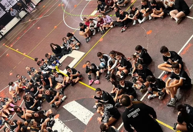 🏐 Encuentro de Mini Vóley 

Recibimos en nuestro club a las delegaciones de la Municipalidad de Daireaux y la Municipalidad de Salazar para compartir una jornada llena de juego, aprendizaje y diversión.

Con la participación de alrededor de 80 niñas y niños, el encuentro se desarrolló a través de distintas modalidades adaptadas a las edades y etapas de formación:

▪️ 1 vs 1 
▪️ 2 vs 2 
▪️ 3 vs 3 
▪️ 4 vs 4 
▪️ 6 vs 6

A lo largo de la jornada, los chicos y chicas pudieron jugar mucho, sumar experiencias y seguir aprendiendo dentro de un espacio recreativo pensado para fomentar el desarrollo deportivo y el compañerismo.