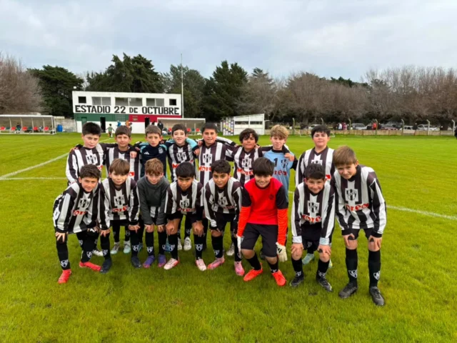 Nueva fecha para el Semillero ⚽️ ✅️

Estudiantes Blanco recibió a Juventud Unida en el 21 de Septiembre, mientras que la tira de Estudiantes Unidos hizo lo propio visitando a Fútbol Club de Henderson. 

Resultados de las puntuables:

ESTUDIANTES BLANCO vs JUVENTUD UNIDA

SÉPTIMA DIVISIÓN
Estudiantes Blanco 3 - Juventud Unida 0
Goles: Teo Hidalgo x2 y Agustín Fernández 

SEXTA DIVISIÓN
Estudiantes Blanco 3 - Juventud Unida 1
Goles: Luka Rajnoch x3

QUINTA DIVISIÓN
Estudiantes Blanco 4 - Juventud Unida 0
Goles: Agustín Márquez x2, Bautista Pagella x2

CUARTA DIVISIÓN
Estudiantes Blanco 4 - Juventud Unida 1
Goles: Federico Demichelis, Mateo Zamperetti, Benicio Bertoldi, Matías Peña

FÚTBOL CLUB vs ESTUDIANTES UNIDOS

SÉPTIMA DIVISIÓN
Fútbol Club 0 - Estudiantes Unidos 8
Goles: Emilio Ricciutti x2, Luca Fernández, Felipe Insaurralde x2, Juan Guerrero, Gino Lupetrone, Justo Peña

QUINTA DIVISIÓN
Fútbol Club 0 - Estudiantes Unidos 3
Goles: Simón Corral, Federico Nievas, Gaspar Garaventa

CUARTA DIVISIÓN
Fútbol Club 1 - Estudiantes Unidos 4
Goles: Valentín Padilla, Blas Garaventa, Emilio Estruch, Facundo Pifferi

Fuente @lanzalabola_