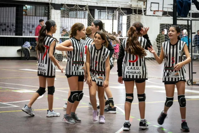 Jornada de vóley en casa 🏐🖤🤍

Se llevó a cabo una nueva fecha interasociación AVCOBA–TLAVO en nuestro gimnasio, con la participación de las categorías Sub 12 y Sub 13 femeninas.

A lo largo de la jornada, que se desarrolló entre las 9 y las 19 horas, recibimos a delegaciones de Argentino y CEF Nº 18 de Trenque Lauquen, Club Atlético Villegas, Mariano Moreno de Bragado y San Martín de 9 de Julio, además de los equipos de Estudiantes.

Con 12 equipos participantes y más de 20 partidos disputados, las jugadoras tuvieron una intensa jornada de competencia, aprendizaje y diversión.

Más allá de los resultados, el principal objetivo en estas categorías es que las chicas sumen experiencias, jueguen y continúen creciendo dentro del deporte.

Agradecemos a la Subcomisión de Vóley por el trabajo realizado durante toda la fecha y a las familias que acompañaron y alentaron a las jugadoras durante la jornada 💪🏐

Gracias @marcoosmaldonado por las hermosas fotos 📸