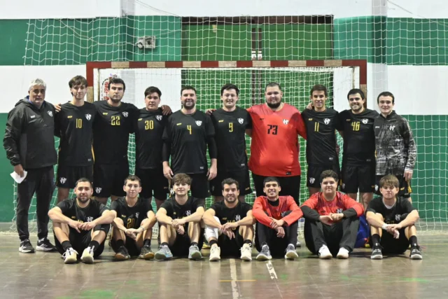 ¡Triunfo en Trenque! 👏💪

El equipo masculino de mayores de handball venció de visitante a Ferro de Trenque Lauquen por 27 a 21, en lo que fue una nueva fecha del Torneo de Apebal.

📸 @shots.sportt5

🖤🤍