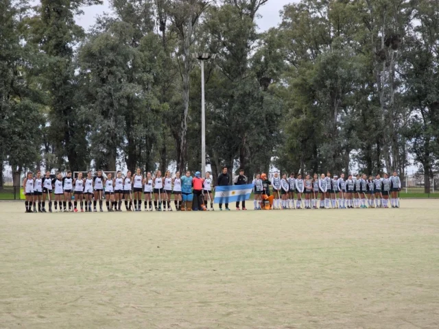 Se fue la segunda de la Copa Noroeste 🏆

Estudiantes recibió a Ferro de Trenque Lauquen por la segunda fecha de la Copa Noroeste. 

En el marco del Día de la Independencia, se entonaron las estrofas del Himno Nacional Argentino antes de cada partido 🇦🇷

Fue triunfo en séptima y sexta, y derrota por penales australianos en primera.

Resultados:

7ma: Estudiantes 9 - Ferro 0
6ta: Estudiantes 6 - Ferro 1
1ra: Estudiantes 2 (1) - Ferro 2 (2)