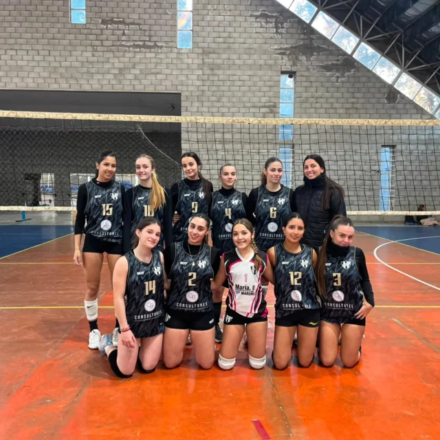 🏐 Nueva fecha de la Liga Interasociaciones

El pasado sábado, nuestras categorías Sub 14, Sub 16 y Sub 18 femeninas, junto a Sub 16 y Sub 18 masculinas, viajaron a América para disputar una nueva jornada de la Liga Interasociaciones.

Resultados:

▪️ Sub 14 Negro 
✅ 2-0 vs. Atlético Villegas 
✅ 2-0 vs. CEF N° 18 
✅ 2-0 vs. América "A"

▪️ Sub 14 Blanco
✅ 2-0 vs. América "B"
❌ 0-2 vs. Argentino de Trenque Lauquen
✅ 2-0 vs. América "A"

▪️ Sub 16 Femenino
❌ 0-2 vs. Argentino de Trenque Lauquen
❌ 0-2 vs. Atlético Villegas

▪️ Sub 18 Femenino
❌ 0-2 vs. CEF N° 18
❌ 0-2 vs. San Martín de 9 de Julio

▪️ Sub 16 Masculino
✅ 3-0 vs. San Martín de 9 de Julio

▪️ Sub 18 Masculino 
✅ 3-1 vs. San Martín de 9 de Julio

👏 Felicitamos a todos nuestros equipos por una nueva jornada de competencia, representando al club con compromiso y dejando todo dentro de la cancha.
