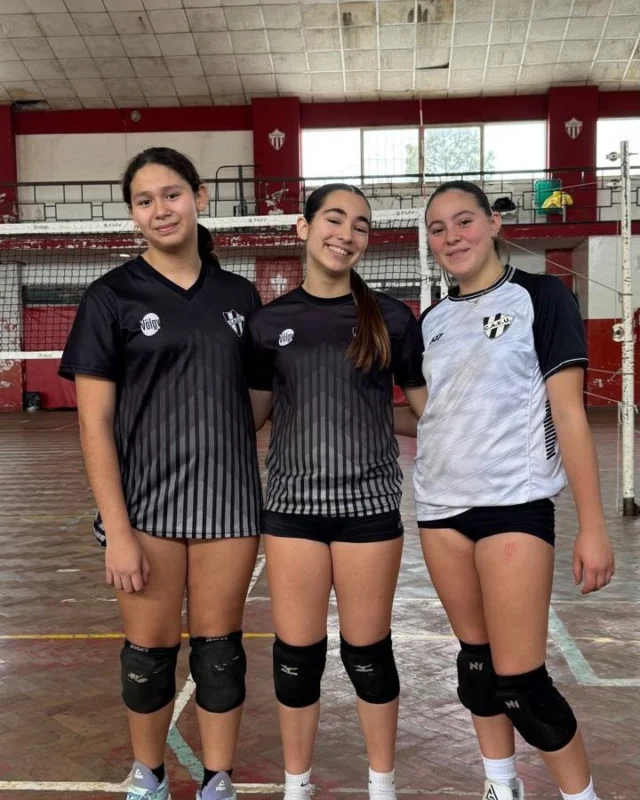 🏐 Tres jugadoras albinegras participaron de la observación de la Preselección Bonaerense Sub 14

Las jugadoras de Estudiantes Irina Fernández, Felícitas Martínez y Catalina Guarascio participaron de la jornada de observación de la Preselección Bonaerense Sub 14, realizada en la ciudad de Lincoln.

La convocatoria reunió a 37 jugadoras de distintos puntos de la provincia, en una instancia de evaluación que definirá a las 14 voleibolistas que integrarán el seleccionado bonaerense para disputar el Nacional de Selecciones, a fines de agosto.

Más allá del resultado final de la convocatoria, esta experiencia representa un enorme reconocimiento al trabajo que vienen realizando nuestras jugadoras, sus familias y el equipo de profesores, además de ser un incentivo para seguir creciendo y apostando a la formación deportiva y humana.

¡Felicitaciones, Irina, Felícitas y Catalina, por representar de la mejor manera a Estudiantes! 🖤🤍🏐