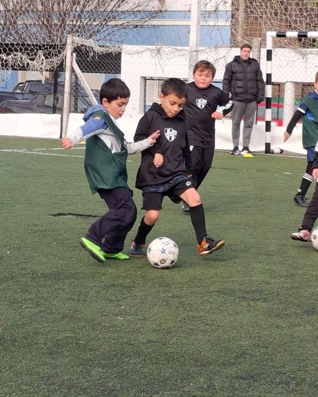 Sábado de fútbol ⚽️ 👏

Fuimos anfitriones de un encuentro de escuelas de fútbol en nuestras instalaciones del centro, con actividad en las canchas de sintético y en el gimnasio. 

¡Gracias a las familias que acompañaron y a los clubes que participaron! 🖤🤍