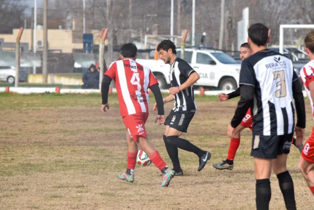 En marcha el segundo semestre 💪

Visitamos a Juventud Unida de Henderson por la primera fecha del Torneo LPF Miguel Ángel Romero.

La primera división igualó 0 a 0. Mientras que la tercera ganó por 1 a 0 con gol de Gino Coronel.

¡Vamos Albinegro! 🖤🤍