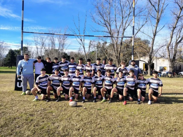 🏉 Segunda fecha del Torneo Proyección

Las categorías juveniles de Estudiantes recibieron a Kamikazes de Colón por una nueva jornada del Torneo Proyección.

▪️ M14: Enfrentamos a un rival muy consolidado y, a pesar de no poder quedarnos con el resultado, el equipo mostró buenos pasajes de juego y continúa sumando experiencia en la competencia.
Resultado: Kamikazes 57 - Estudiantes 19.

▪️ M16: Gran actuación de nuestros jugadores, que dominaron el partido de principio a fin, manejando la posesión, tomando buenas decisiones y sosteniendo un alto nivel de juego colectivo.
Resultado: Estudiantes 61 - Kamikazes 0.

▪️ M18: Fue un encuentro muy parejo, disputado de igual a igual durante gran parte del desarrollo. En los momentos decisivos, la visita logró sacar la diferencia para quedarse con el triunfo.
Resultado: Kamikazes 50 - Estudiantes 33.

📅 El próximo compromiso será el 11 de julio, cuando visitemos a Bragado. 🖤🤍