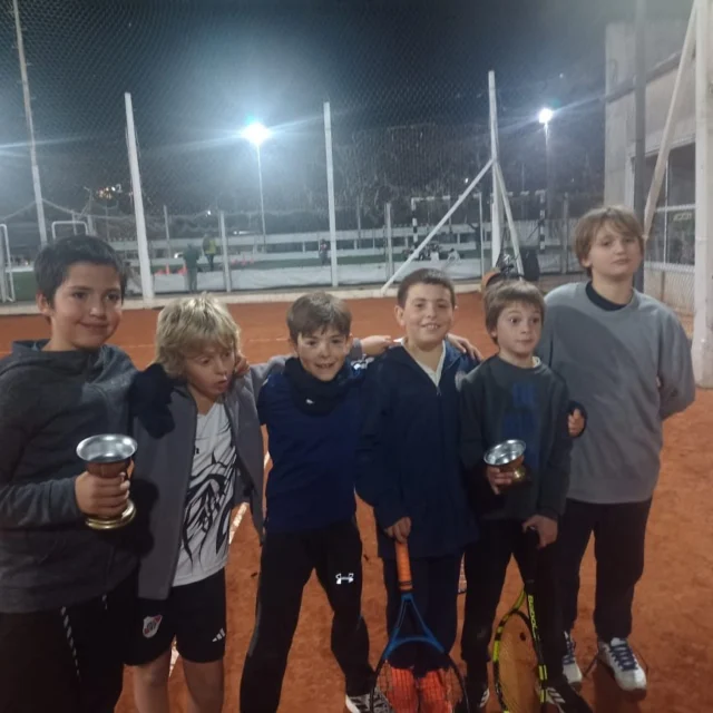 Finde a puro tenis 🎾🏆

Durante el fin de semana se realizaron dos torneos: uno Sub 10 y otro de Primera. 

El de los más pequeños contó con la participación de: Hilario Reynolds (ganador), Pedro Ferraro, Federico Bajo, Joaquín Moreno, Salvador Perkins y Lucas Herrero.

 Mientras que el de Primera, organizado por la Subcomisión de Tenis, tuvo como ganador a Pablo Brola, quien venció a Diego Muñoz en la final.

Agradecemos a todos los participantes, tanto de Pehuajó como de la zona.