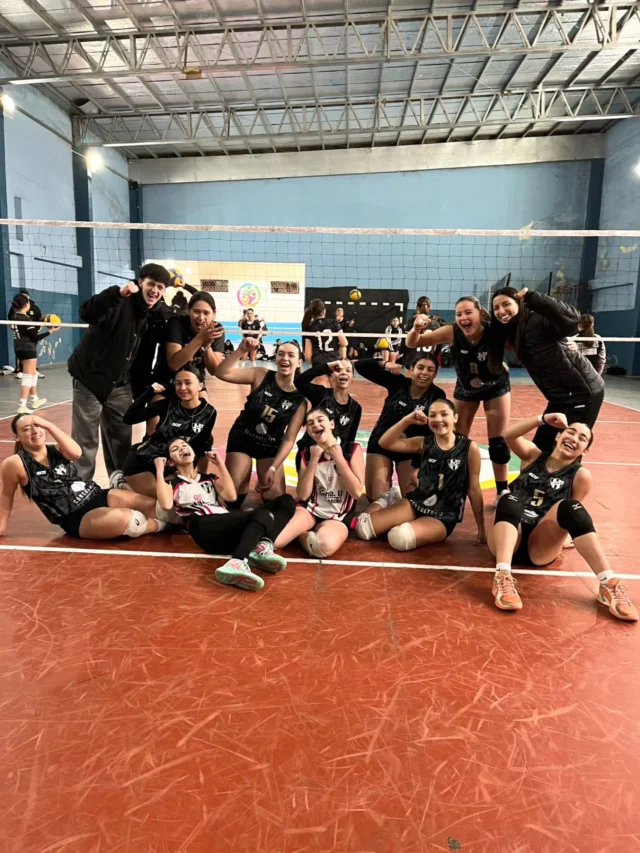 ENTRE LOS MEJORES DE LA PROVINCIA 🏐👏

El equipo Sub 14 de vóley tuvo un fin de semana inolvidable en la segunda fase de la Liga Provincial de Clubes A2 y consiguió un objetivo histórico: la clasificación a las Finales Provinciales, que se disputarán del 18 al 20 de septiembre en Mar del Plata.

En la próxima instancia se encontrarán los 5 mejores equipos de cada región: norte, sur y centro.

En la fase de grupos, las albinegras mostraron un gran nivel al vencer por 3-0 a Estudiantes de Olavarría "B", Escuela Municipal de Benito Juárez "A", Pueblo Nuevo de Olavarría y Argentino de Trenque Lauquen.

En cuartos de final superaron por 3-0 a Estudiantes de Olavarría "A", resultado que aseguró la clasificación entre los cuatro mejores equipos y el pasaje a las Finales Provinciales.

En semifinales derrotaron por 3-1 a Olimpo de Bahía Blanca y avanzaron a la final. Allí, cayeron 3-1 frente a Azul Vóley, cerrando una destacada actuación con el subcampeonato.

Este resultado reafirma el gran trabajo que viene realizando el vóley de Estudiantes y posiciona al equipo Sub 14 entre los mejores de la provincia. Ahora el desafío será Mar del Plata.

¡Felicitaciones a las jugadoras, a los profes y a las familias por este enorme logro! 🖤🤍🏐