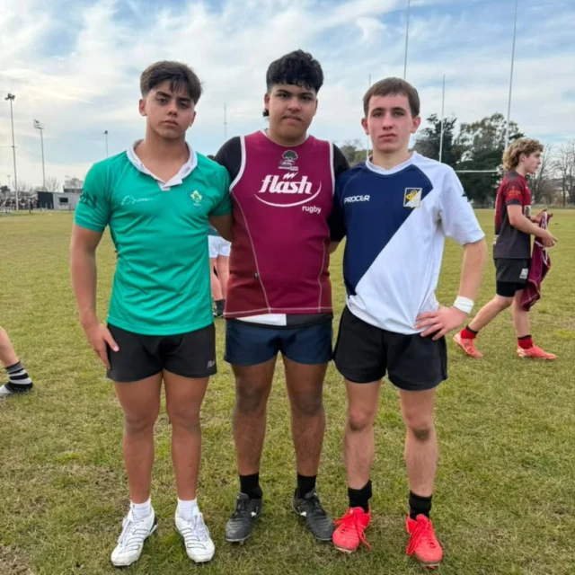 🏉 Tres jugadores de Estudiantes, nuevamente convocados a UROBA

Los jugadores de la categoría M16 Martiniano Benegas, Isidro Ferriol y Santiago Sánchez fueron nuevamente convocados para integrar el seleccionado juvenil de UROBA, en el marco de la preparación para el Campeonato Juvenil Oficial de la UAR.

Este miércoles participarán de un entrenamiento en Miuras Rugby Club (Junín) y el sábado viajarán a Rosario, donde disputarán un encuentro amistoso frente al Club Atlético del Rosario.

Felicitamos a Martiniano, Isidro y Santiago por esta nueva convocatoria.

🖤🤍
