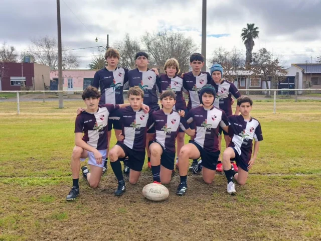 🏉 Nueva fecha para los Juveniles de Rugby

Las categorías juveniles de Estudiantes visitaron a Bragado Rugby por la tercera fecha del Torneo Proyección, en una jornada que dejó un balance muy positivo por el nivel de juego demostrado por nuestros equipos.

Todos los planteles mostraron un importante crecimiento, con buenas actuaciones y un claro avance en el funcionamiento colectivo.

Resultados:

▪️ M14
Estudiantes 21 - Bragado Rugby 24
Un verdadero partidazo, definido por detalles y con una gran entrega de nuestros jugadores.

▪️ M16
Estudiantes 48 - Bragado Rugby 25
Nueva victoria para la categoría, que volvió a destacarse por su poder ofensivo y continúa mostrando un gran presente.

▪️ M18
Estudiantes 5 - Bragado Rugby 33
Más allá del resultado, el equipo completó una muy buena actuación frente a un rival exigente, dejando una imagen positiva y continuando con su crecimiento.