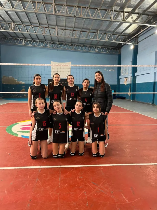 🏐 Nueva fecha para el vóley albinegro

Estudiantes participó de una nueva fecha de la Liga Interasociaciones AVCOBA-TLAVO en las categorías Sub 12 y Sub 13, con una delegación de más de 40 jugadores y jugadoras.

El club presentó un equipo Sub 12, tres equipos Sub 13 femeninos y, por primera vez, un equipo masculino Sub 13 en una competencia oficial de la asociación. 

Un paso muy importante para la disciplina, que completa su tira masculina de competencia con las categorías Sub 14, Sub 16, Sub 18 y Primera División.

Más allá de los resultados, la jornada permitió que los chicos y chicas sigan sumando minutos de juego, experiencia y aprendizaje, objetivos centrales en esta etapa formativa.

Felicitaciones a todos los jugadores, jugadoras, profes y familias que acompañan el crecimiento del vóley albinegro 🖤🤍