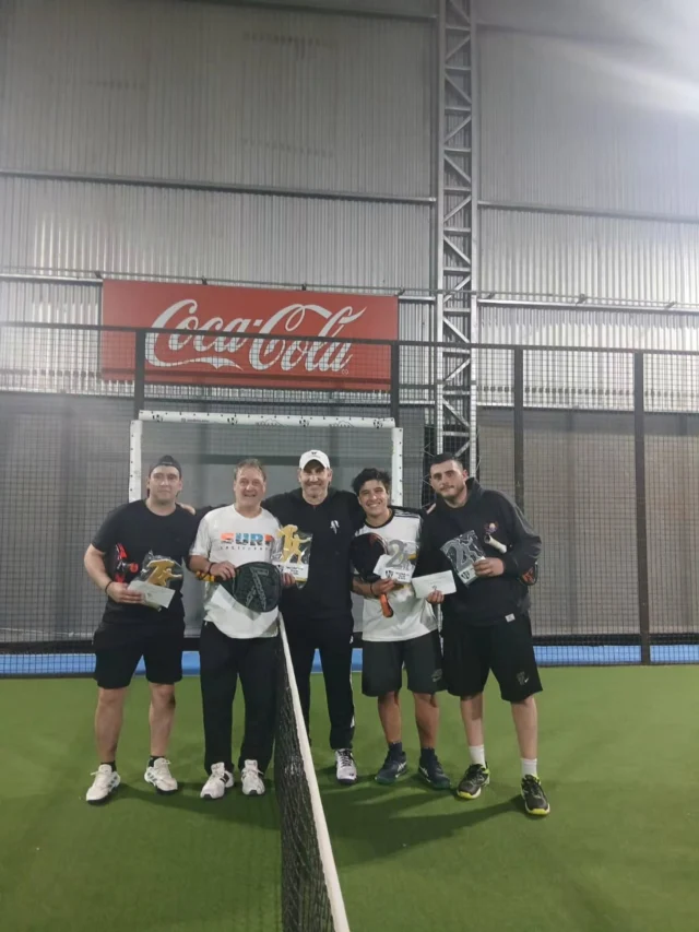 🎾 Torneo de 7.ª Categoría Caballeros

Con la participación de 14 parejas, se disputó un nuevo torneo de 7.ª categoría en nuestras canchas del centro.

Resultados:

🥇 1.º puesto • Guillermo Blanco • Gustavo Delmas

🥈 2.º puesto • David Derrico • Federico Báez

Felicitamos a todas las parejas que formaron parte del torneo.

¡Gracias a todos por participar! 🖤🤍