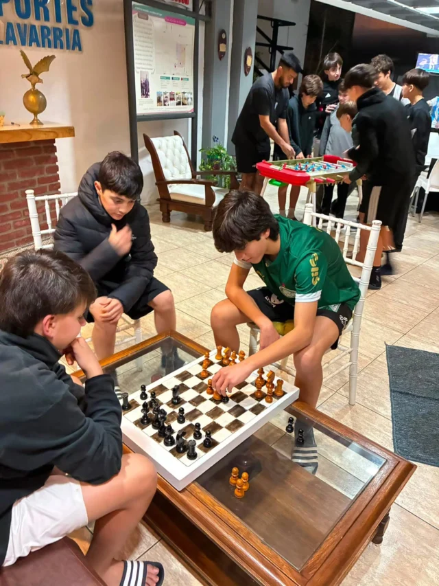 Lo lindo de compartir los viajes 🧉⚽️

La delegación disfruta en el hotel mientras espera por los partidos del segundo día de la Copa CAE en Olavarría.