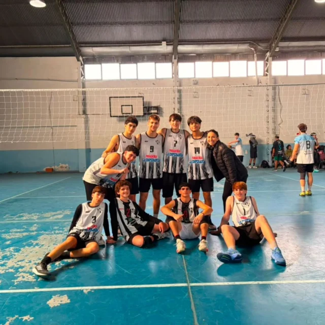 🏐 Doble victoria para las chicas y saldo positivo para los varones

Estudiantes disputó una nueva fecha de la Liga de Primera División, con participación de los equipos femenino y masculino.

En la rama femenina, el equipo consiguió dos importantes triunfos por 2-1, primero frente a Alsina de Los Toldos y luego ante Deportivo.

Por su parte, el conjunto masculino cayó 2-1 frente a Bolívar en un partido muy parejo y cerró la jornada con una victoria por 2-1 sobre Alsina de Los Toldos.

Un aspecto para destacar es que tanto la Primera femenina como la masculina están integradas por jugadoras y jugadores formados en las divisiones inferiores del club.

Además, Magdalena Villa Abrille y María Calvo Sánchez volvieron a vestir la camiseta albinegra para disputar una nueva fecha de la liga.

¡Felicitaciones a ambos planteles por una nueva jornada de competencia! 🖤🤍