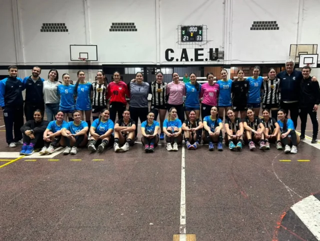 Recibimos a Municipalidad de San Fernando 🤾‍♀️🤝

Este fin de semana tuvimos el gusto de recibir al equipo mayor femenino de Municipalidad de San Fernando, que eligió a Estudiantes para cerrar su pretemporada de invierno antes del regreso a la competencia en el torneo de la Federación Metropolitana de Balonmano (Fe.Me.Bal.).

Durante su estadía compartimos un encuentro amistoso en nuestro gimnasio, una experiencia que permitió seguir sumando minutos de juego e intercambio entre ambos equipos.

Agradecemos a Municipalidad de San Fernando por la visita y por elegir nuestro club. Seguimos apostando a generar vínculos que fortalecen el desarrollo del handball y enriquecen el crecimiento de nuestra disciplina.