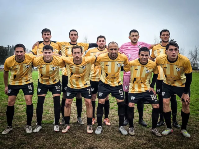 ¡Ganó el campeón! 👏💪

La primera división derrotó 4 a 1 a Atlético Mones Cazón por la cuarta fecha del Torneo LPF en el 21 de Septiembre. 

➡️ Manuel Estruch, Nahuel Maldonado x2 y Enzo Ferreyra marcaron los goles de la victoria. 

Por su parte, la tercera división empató 1 a 1 con gol de Uriel Zanabria.

¡Vamos Albinegro! 🖤🤍