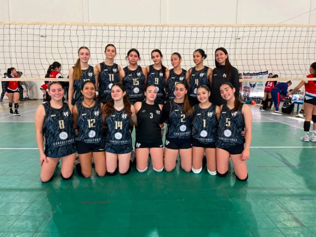DOS EQUIPOS SUB 18 EN ATALIVA ROCA 🏐💪

El pasado fin de semana, nuestros equipos Sub 18 femenino y masculino viajaron a Ataliva Roca para disputar el clásico torneo abierto al que asistimos cada año.

Durante los tres días de competencia nos enfrentamos a clubes de distintas partes del país, entre ellos Ataliva Roca, Unión, Racing, Campos de General Acha, Filial 21 de Santa Rosa, Aseba de San Luis, UPCN de San Juan, Río Grande y Deportivo de Neuquén, entre otros.

En esta oportunidad, ambos equipos estuvieron conformados en su mayoría por chicos y chicas de categorías Sub 14 y Sub 16, con el objetivo de sumar experiencia y afrontar nuevos desafíos ante rivales de mayor edad.

Partido a partido fueron encontrando su juego, construyendo un buen nivel de competencia y llegando al domingo enfrentando de igual a igual a cada uno de los equipos.