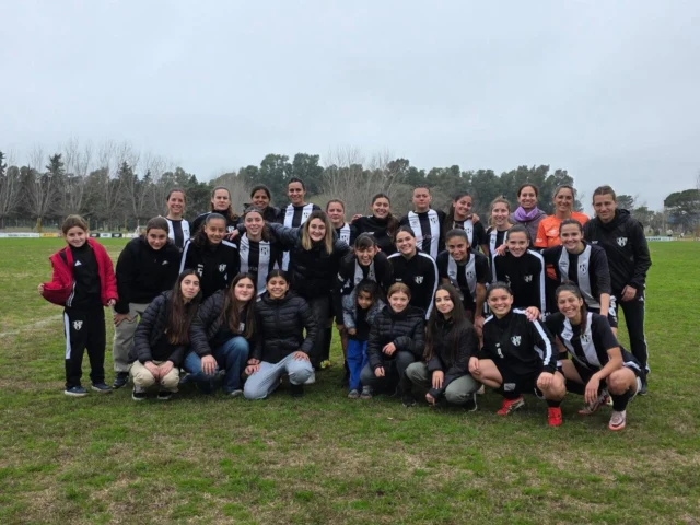 ¡Triunfo en la quinta fecha! 💪⚽️

El femenino volvió a sumar de a tres en el Torneo LPF, luego de vencer a KDT por 1 a 0 con gol de Agostina Hernández. 

¡Vamos Estudiantes! 🖤🤍

-

📸 Foto archivo.