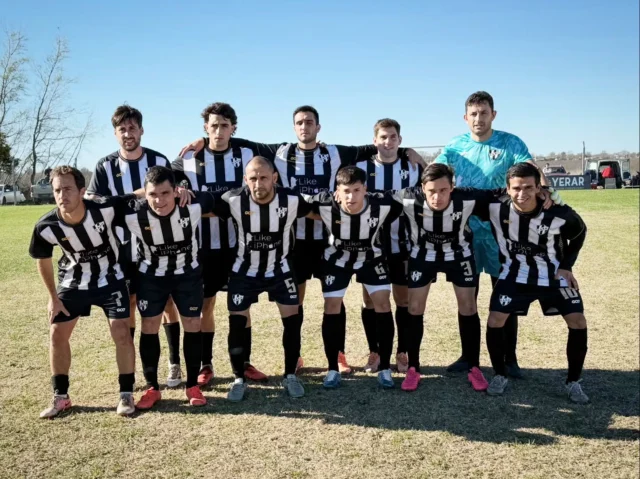 Domingo de triunfos 💪👏

Luego de la victoria del femenino, la tercera y la primera división también ganaron sus encuentros en la visita a KDT.

La primera venció por 3 a 1 con goles de Federico Tom, Rodríguez en contra y Gastón Denuncio. De esta manera, nos posicionamos como únicos punteros del Torneo LPF.

Por su parte, la tercera ganó por 1 a 0 con gol de Alexis Rodríguez. 

🔜 La próxima fecha será el clásico de local ante Deportivo Argentino. 

¡Vamos Albinegro! 🖤🤍

📸 Foto: Gentileza de @entretiempopehuajo / @cata_linares