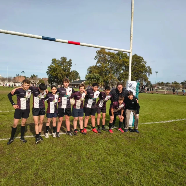 🏉 En el marco de los Juegos Bonaerenses, nuestras categorías M14 y M16 participaron de la competencia de rugby 7 y llegaron hasta las semifinales ante Lincoln. 

Más allá de los resultados, fue una buena experiencia para los chicos, enfrentándose a un equipo que lleva varios años compitiendo a un alto nivel en esta modalidad.

En Estudiantes entrenamos principalmente para rugby 15, por lo que participar de una competencia de rugby 7 nos permitió sumar una experiencia diferente y poner en práctica otros recursos del juego.