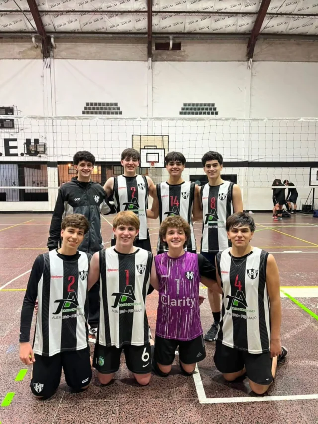 🏐 LUNES DE VÓLEY 

El feriado tuvo mucha actividad en nuestro gimnasio, con una jornada que reunió a diferentes categorías y familias.

En promocionales recibimos a Calaveras, con dos equipos Sub 12 y dos Sub 16. Se disputaron dos triangulares con el objetivo de sumar rodaje y minutos de juego.

Luego fue el turno de la Primera femenina y la Sub 18 masculina, que recibieron a Deportivo para continuar sumando competencia.

Una jornada con mucho vóley y con el club como punto de encuentro 🖤🤍