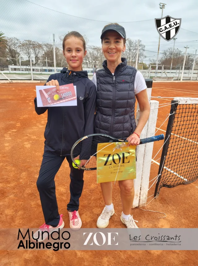 TORNEO SINGLE DE DAMAS EN ESTUDIANTES

Se disputó un nuevo torneo de Single Damas, con la participación de 16 jugadoras en las categorías Iniciales e Intermedias.

La competencia se desarrolló en las canchas de la Sede Centro y del Campo de Deportes.

🏆 Iniciales
🥇 Campeona: Guillermina Sadobe

🏆 Intermedias
La final se disputó el 24 de agosto entre Paulina Sufrate y Daniela Belcastro.
🥇 Campeona: Paulina Sufrate

Agradecemos a @zoeclothing, @lescroissantspehua y @mundoalbinegrocaeu por acompañar el torneo, y especialmente a Mario Gómez por la organización y el trabajo realizado.

¡Felicitaciones a todas las jugadoras que participaron!