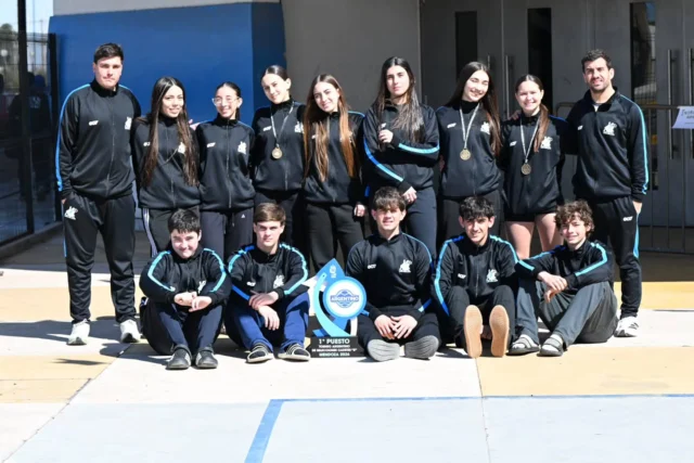¡Felicitaciones APeBal! 👏🇦🇷

Desde nuestra institución felicitamos a la Asociación Pehuajense de Balonmano por el desempeño en el Argentino de Selecciones Cadetes que se disputó en Mendoza.

El equipo femenino se consagró campeón y ascendió a la A, mientras que el masculino mantuvo la categoría A.

Nuestro club estuvo representado por 

▪️Isabella Sidoli
▪️Malena Lucero Ceola
▪️Trinidad González
▪️Inés Domato
▪️Juanita Tettamanti 
▪️Irina Fernández Gil 
▪️Lola Monge Hernández 
▪️Rosendo Bassart
▪️Tomas White 
▪️Emilio Bolognesi
▪️León González Berbotto
▪️Fermín Sama

Oficiales 
▪️Ariel Pujol 
▪️Joaquín Maldonado