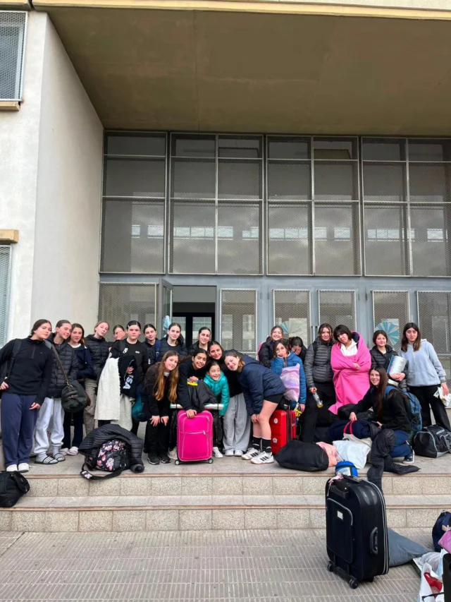 PRIMERA EXPERIENCIA EN LA COPA AMISTAD 🏐

Durante sábado y domingo, nuestras categorías formativas participaron de la Copa Amistad, organizada por la Escuela Municipal de Benito Juárez.

Estudiantes estuvo presente con Sub 12 y dos equipos Sub 13, que compitieron en la categoría Sub 14. 

Para nuestras jugadoras fue su primera experiencia en un torneo de estas características, con el objetivo de sumar competencia, aprendizaje y compartir dentro y fuera de la cancha.

A lo largo de los dos días enfrentaron a equipos de Trenque Lauquen, Tres Arroyos, Olavarría, Azul, Tandil, La Plata, Buenos Aires, Tornquist y Bahía Blanca, entre otras localidades.

Dos días de mucho vóley, convivencia y experiencias compartidas entre compañeras y profes.

🖤🤍