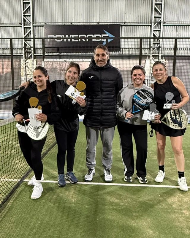 TORNEO DE 8ª DAMAS EN EL CENTRO 🎾

Se disputó el torneo de 8ª Categoría Damas, con la participación de 10 parejas.

🥇 1er puesto
Johana Díaz
Milagros Galeano

🥈 2do puesto
Fernanda Rosales
Victoria Guerrero

¡Felicitaciones a las finalistas y gracias a todas las parejas que participaron!