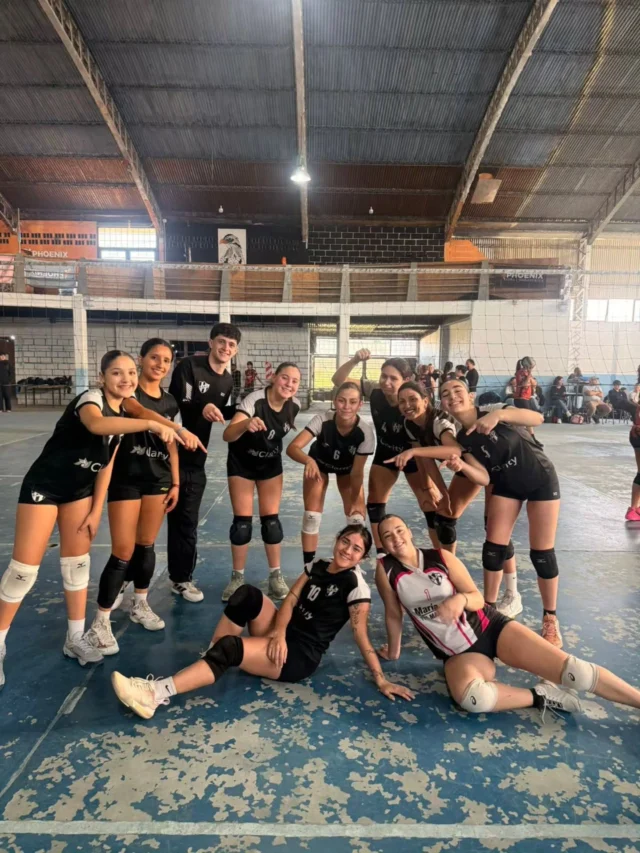 🏐 NUEVA FECHA DE PRIMERA EN AVCOBA

Nuestros equipos de Primera femenina y masculina disputaron una nueva fecha de AVCOBA, con cuatro triunfos por 2-0.

Primera Masculina
▪️Estudiantes 2-0 Lincoln
▪️Estudiantes 2-0 Supernova Dorado

Primera Femenina
▪️Estudiantes 2-0 Colón de Chivilcoy
▪️Estudiantes 2-0 Las Panteras de 9 de Julio

La jornada también tuvo dos nuevos debuts en Primera femenina: Antonella, oriunda de La Pampa, que se suma al equipo, y Mía Quinteros, jugadora Sub 14 que dio el paso a Primera.

🖤🤍