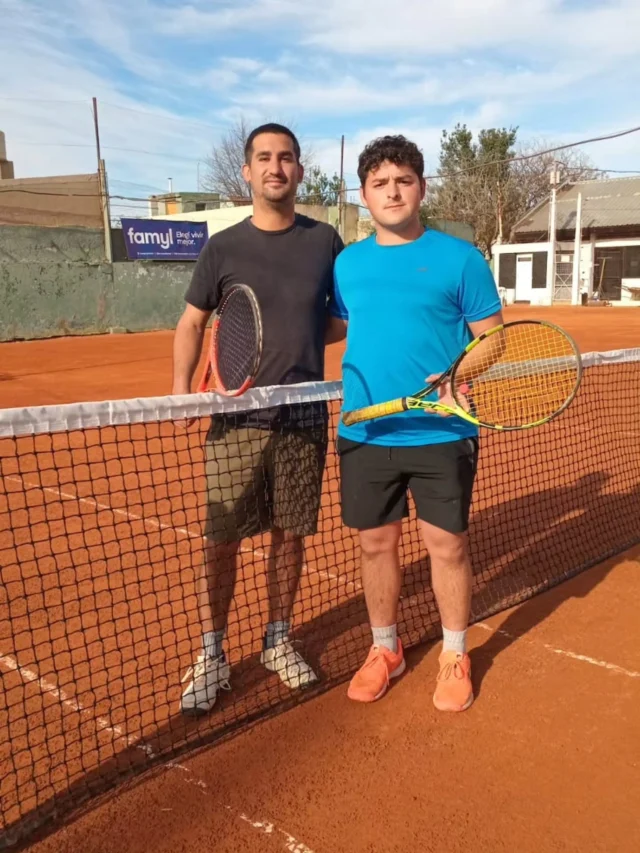 🎾 TORNEO DE TENIS MASCULINO EN ESTUDIANTES

Durante el sábado y domingo se disputó el Torneo de Tenis Masculino – Categoría Intermedia, con la participación de 9 jugadores en las canchas de la Sede Centro.

Semifinales
🎾 Pablo Brola vs. Alexis Cortés
🎾 Diego Muñoz vs. Bautista Vera

Final
🎾 Pablo Brola vs. Bautista Vera

🥇 Pablo Brola se consagró campeón del torneo.

Agradecemos a todos los jugadores que participaron y especialmente a Carlos González y Bautista Vera por el compromiso y la organización del torneo.

¡Felicitaciones a todos los participantes!