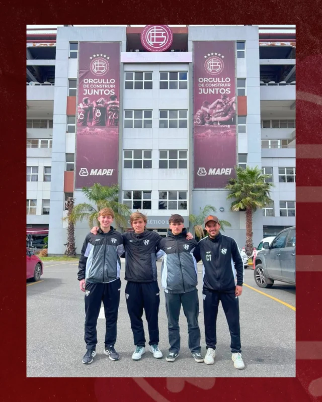 TRES JUGADORES DE ESTUDIANTES PARTICIPARON DE UNA PRUEBA EN LANÚS ⚽

🤝En el marco del trabajo que el club viene realizando para fortalecer vínculos con instituciones del fútbol de AFA y generar oportunidades para nuestros jugadores, Emilio Estruch, Valentin Padilla y Facundo Pifferi participaron de una prueba en Lanús.

Esto forma parte de un trabajo que busca acercar a nuestros jugadores de inferiores a este tipo de experiencias y acompañarlos durante su formación.

Además, la visita tuvo un encuentro especial: Felipe Peña Biafore, formado en nuestra institución y actual jugador Granate, compartió un momento con los chicos.

🖤🤍🇱🇻
