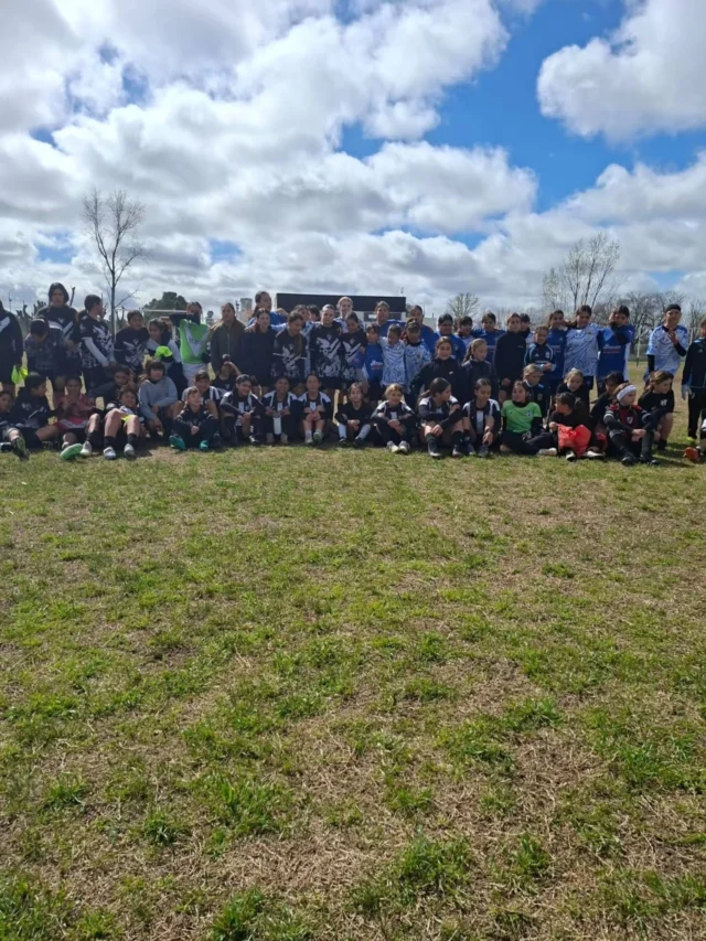 ⚽️🙌 Nuestras categorías formativas participaron de un nuevo encuentro de fútbol en Calaveras.

Las Sub 12 y Sub 14 femenino compartieron partidos frente a Calaveras y Deportivo.

Además, las categorías 2017 y 2018 participaron de encuentros junto a Calaveras, Deportivo, San Martín y Unión.

Nuestra institución estuvo presente con alrededor de 50 chicos y chicas en una nueva jornada de fútbol y encuentro entre clubes. 

🖤🤍