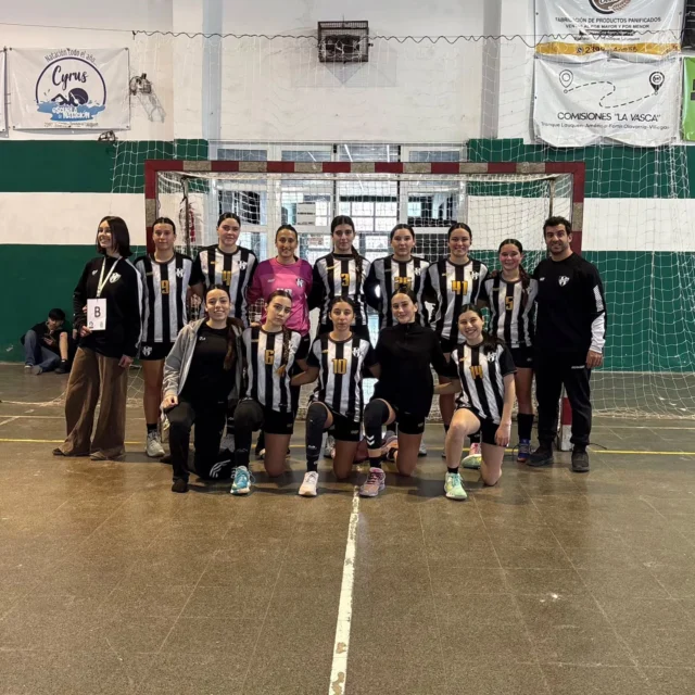 Fecha de Apebal 🗓💪

Nuestros equipos de mayores de handball disputaron un nuevo capítulo del torneo local.

Los varones vencieron al CEF N°11 por 39 a 17, mientras que el femenino cayó contra Municef de Bolívar por 27 a 17.

🖤🤍