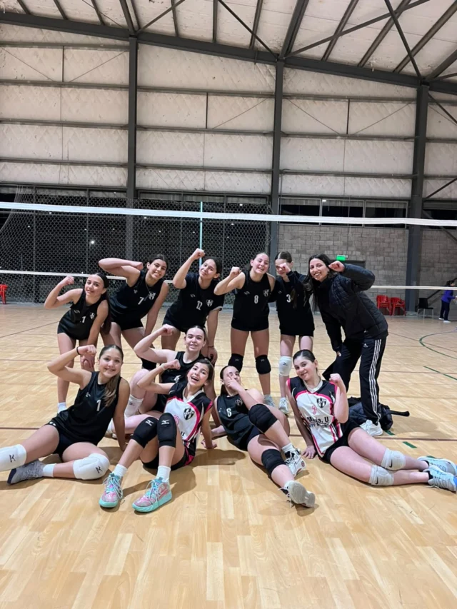 🏐 NUEVA FECHA DE AVCOBA 

Las categorías Sub 14, Sub 16 y Sub 18 de Estudiantes participaron de una nueva fecha de la Liga AVCObA en General Villegas.

La jornada se disputó bajo formato Grand Prix y nuestro club estuvo representado por 3 equipos Sub 14, 1 Sub 16 y 1 Sub 18.

Sub 14 A – campeonas de la fecha
▪️ 2-0 vs Atlético 9 de Julio
▪️ 2-0 vs Atlético Villegas
▪️ 2-0 vs Bragado
▪️ 2-0 vs CEF 18 de Trenque Lauquen

Sub 14 B
▪️ 0-2 vs Villegas
▪️ 2-0 vs San Martín de 9 de Julio

Sub 14 C
▪️ 0-2 vs CEF 18
▪️ 2-1 vs Calaveras
▪️ 0-2 vs Bragado

Sub 16
▪️ 1-2 vs San Martín de 9 de Julio
▪️ 2-1 vs CEF 18 de Trenque Lauquen B
▪️ 2-0 vs Atlético 9 de Julio

Sub 18
▪️ 1-2 vs San Martín de 9 de Julio
▪️ 1-2 vs CEF 18
