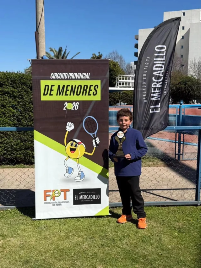 SALVADOR PERKINS, CAMPEÓN EN SANTA ROSA 🏆

Este fin de semana, Salvador Perkins representó a Estudiantes en una nueva fecha de la Federación Pampeana de Tenis, en la categoría Sub 10, disputada en Santa Rosa. 

Salvador completó un gran torneo y se quedó con el título tras superar cuatro instancias:

🎾 Octavos: vs. Agustino Lang 6-2 / 6-2
🎾 Cuartos: vs. Tomás Videla 6-3 / 7-6 (7-2 en el tiebreak)
🎾 Semifinal: vs. Josefina Bruni 6-2 / 6-4
🏆 Final: vs. Pedro Nazar 6-4 / 6-2

¡Felicitaciones, Salva, por este gran torneo!