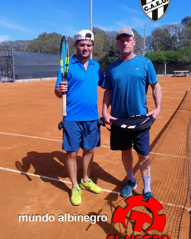 🎾 TORNEO MASCULINO DE SINGLES 

Este fin de semana se disputó un nuevo torneo de tenis en las canchas del Campo de Deportes, con la participación de jugadores de 2ª y 3ª categoría.

Las semifinales fueron:

🎾 Ciro López vs. Lucas Craig
🎾 Alan Marano vs. Fermín Bassart

La final enfrentó a Ciro López y Alan Marano y se definió en un disputado supertiebreak, con victoria para Alan Marano, campeón del torneo🏆

👏 Felicitaciones a todos los jugadores que participaron y gracias a Mario Gómez por la organización.

También agradecemos a quienes acompañaron el torneo:

🤝 @mundoalbinegrocaeu
🤝 @el.negro.sh