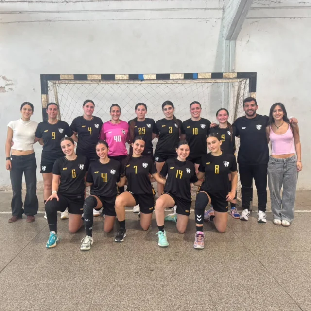 ¡Gran triunfo albinegro! 👏💪

El equipo femenino de mayores venció a Racing de Olavarría en un partidazo: fue victoria por 25 a 23 por una nueva fecha de Apebal.

Gracias Paz y Cele por la visita y acompañar.

¡Vamos Estudiantes! 🖤🤍