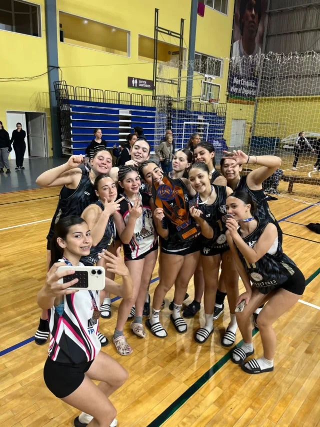 LA SUB 14 DE VÓLEY HIZO HISTORIA Y SE SUBIÓ AL PODIO PROVINCIAL 👏🥉

La categoría Sub 14 cerró un proceso brillante y se quedó con el 3° puesto en las Finales Provinciales A2, disputadas este fin de semana en Coronel Vidal.

El camino hasta esta instancia fue el resultado de muchos meses de trabajo. Primero, el equipo logró el campeonato en la etapa inicial disputada en Tornquist, con puntaje ideal. 

Luego, en la segunda instancia jugada en Trenque Lauquen, volvió a ser protagonista y consiguió el subcampeonato, resultado que le permitió sellar la clasificación a las finales provinciales.

De más de 50 equipos de toda la provincia, solo 12 lograron meterse en esta definición.

En la fase de grupos, nuestras chicas consiguieron tres grandes victorias: 3-0 ante Estudiantes de Olavarría 3-1 frente a Benito Juárez 3-0 ante Dolores
Con esos resultados, avanzaron a cuartos de final, donde volvieron a enfrentar a Benito Juárez y lograron otra sólida victoria por 3-1 para meterse entre los cuatro mejores equipos del torneo.

En semifinales, Estudiantes cayó 3-0 ante Riberas del Paraná, que luego se consagró campeón.

Pero el equipo no se quedó ahí: en el partido por el 3° puesto mostró nuevamente todo su carácter y cerró el torneo con una gran victoria por 3-0 frente a Regatas de San Nicolás para subirse al podio provincial

¡Felicitaciones por este torneo histórico y por representar de la mejor manera a nuestra institución! 🖤🤍