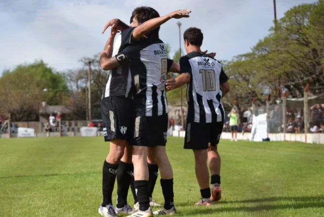 PUNTA Y CLASIFICACIÓN 👏💪

Por la undécima fecha, Estudiantes se trajo dos triunfos de Mones Cazón. 

La primera división ganó 2 a 1 con goles de Nahuel Maldonado y Mauro Pérez. Con esta victoria, aseguramos la clasificación y saltamos a la punta en soledad.

Por su parte, la tercera división sumó de a tres gracias al gol de Tomás Pomar que estampó el 1 a 0 definitivo. 

¡Vamos Albinegro! 🖤🤍